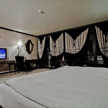 Royal Castle Design &